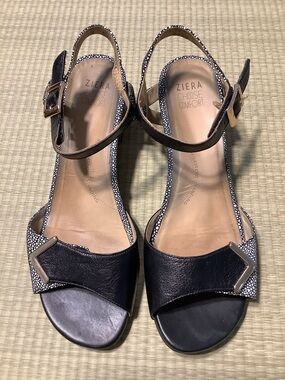 ZIERA - DANA BLACK/STINGRAY DRESS SANDAL